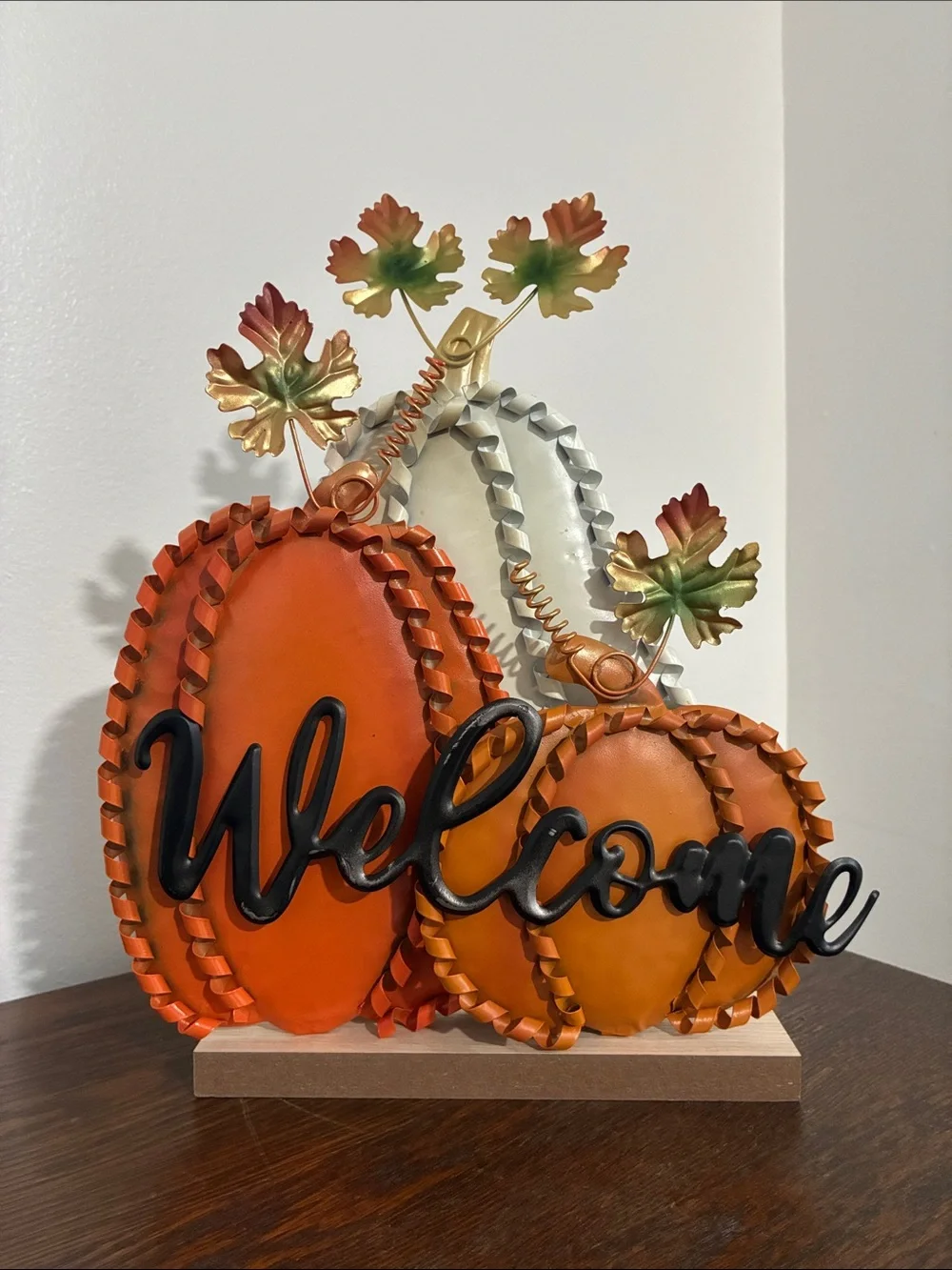 NWT- Beautiful Metal Fall Pumpkins Trio Welcome Decoration Sign w/ Wood Base 🍁